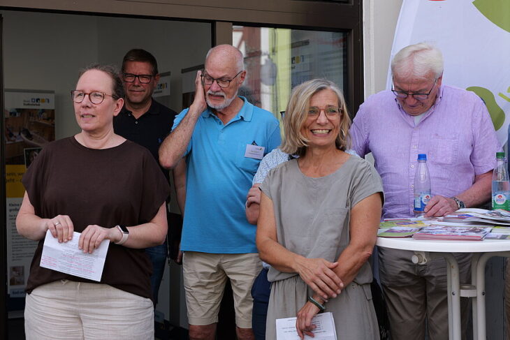 Anja Gruhl (links) und Kerstin Stocker (rechts) zusammen mit den Wohnberatern vor dem Pop-up-Store in Hersbruck.