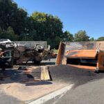 Heißer Asphalt liegt auf der Fahrbahn verteilt: Beim Umkippen des Lastwagens ergoss sich ein Teil der Ladung direkt auf die Autobahn.
