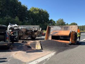 Heißer Asphalt liegt auf der Fahrbahn verteilt: Beim Umkippen des Lastwagens ergoss sich ein Teil der Ladung direkt auf die Autobahn.
