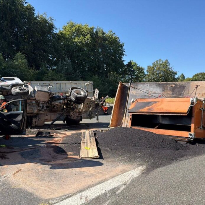 Heißer Asphalt liegt auf der Fahrbahn verteilt: Beim Umkippen des Lastwagens ergoss sich ein Teil der Ladung direkt auf die Autobahn.