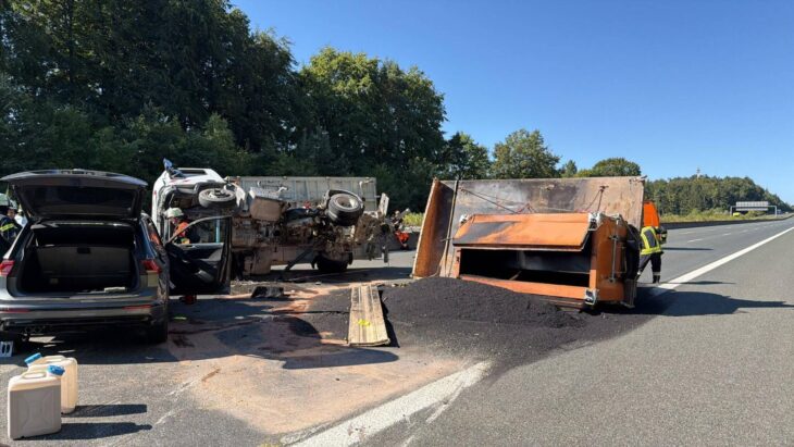 Heißer Asphalt liegt auf der Fahrbahn verteilt: Beim Umkippen des Lastwagens ergoss sich ein Teil der Ladung direkt auf die Autobahn.