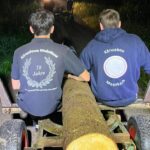 Für den Baumklau in Feucht arbeiteten die Winkelhaider und Moosbacher Kärwaboum und -madla zusammen.