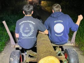 Für den Baumklau in Feucht arbeiteten die Winkelhaider und Moosbacher Kärwaboum und -madla zusammen.