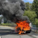 Eine Familie musste ihr Auto auf der A9 in letzter Sekunde verlassen, bevor es komplett ausbrannte.