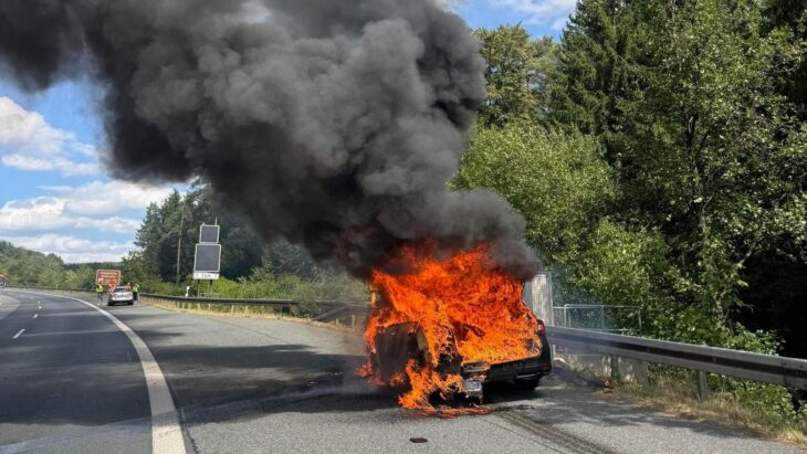 Eine Familie musste ihr Auto auf der A9 in letzter Sekunde verlassen, bevor es komplett ausbrannte.