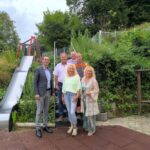 Herr Hohenwarter mit Herr Schöls, Kita-Leitung Frau Braun, Bürgermeisterin Andrea Lipka und Geschäftsleiter Thomas Schmidt, sowie für den Bauhof Herr Raumer bei der Besichtigung des Außengeländes.