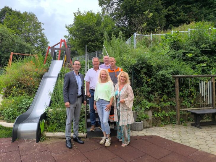 Herr Hohenwarter mit Herr Schöls, Kita-Leitung Frau Braun, Bürgermeisterin Andrea Lipka und Geschäftsleiter Thomas Schmidt, sowie für den Bauhof Herr Raumer bei der Besichtigung des Außengeländes.