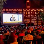 Unter freiem Himmel und vor historischer Fachwerkkulisse zog das arteschock-Sommerkino zahlreiche Besucher in den Spitalhof.