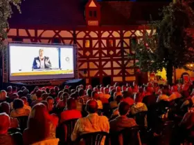 Unter freiem Himmel und vor historischer Fachwerkkulisse zog das arteschock-Sommerkino zahlreiche Besucher in den Spitalhof.