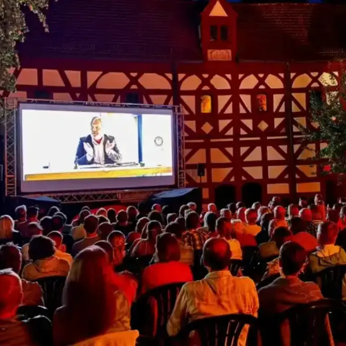 Unter freiem Himmel und vor historischer Fachwerkkulisse zog das arteschock-Sommerkino zahlreiche Besucher in den Spitalhof.
