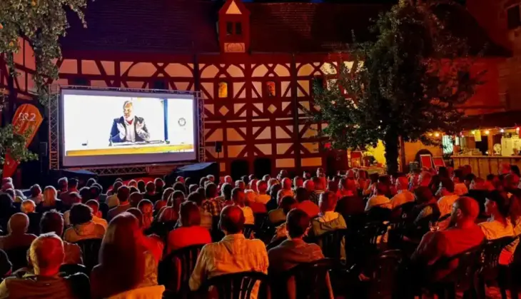Unter freiem Himmel und vor historischer Fachwerkkulisse zog das arteschock-Sommerkino zahlreiche Besucher in den Spitalhof.