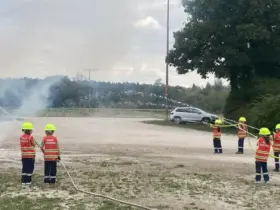 Im Sophienpark löschten die Kinder bei einer Übung ein brennendes Holzhäuschen.