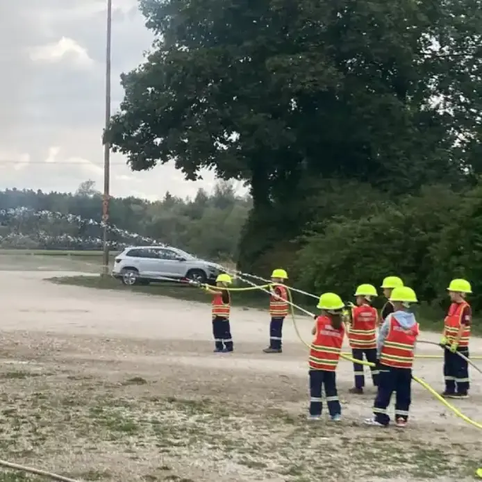Im Sophienpark löschten die Kinder bei einer Übung ein brennendes Holzhäuschen.