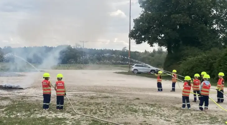 Im Sophienpark löschten die Kinder bei einer Übung ein brennendes Holzhäuschen.