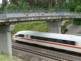 Der direkte Weg zum Wertstoffhof der Marktgemeinde führt über die ICE-Brücke am Josef-Schlosser-Weg - und wird lange Zeit versperrt sein.
