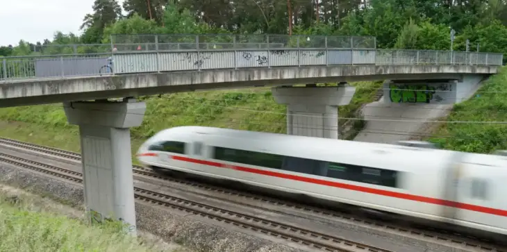 Der direkte Weg zum Wertstoffhof der Marktgemeinde führt über die ICE-Brücke am Josef-Schlosser-Weg - und wird lange Zeit versperrt sein.