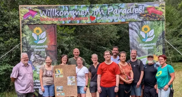 „Willkommen im Paradies!“ Mit diesem Slogan empfangen die Grünen zum Ferienbeginn Besucher der Schwarzachklamm.