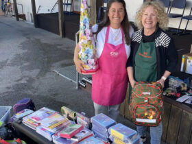 CSU-Stadträtin Nina Bezold (links) und Christine Platt (Tafel Nürnberger Land) bitten um Spenden zum Schulanfang.