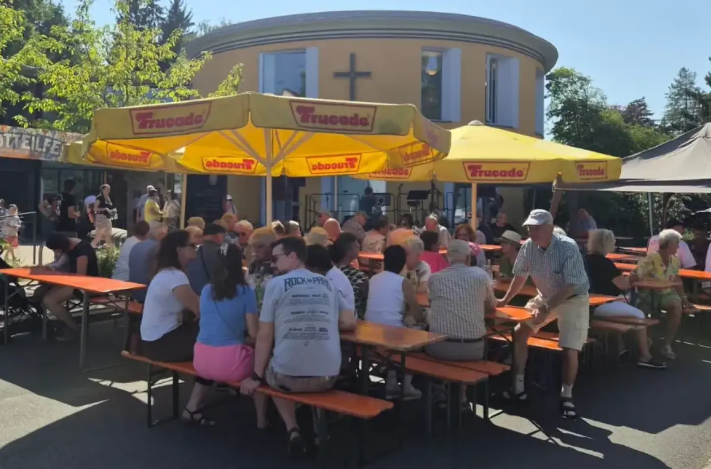 Am Evangelischen Gemeindezentrum wurde der Zusammenhalt der beiden Stadtteile gefeiert.