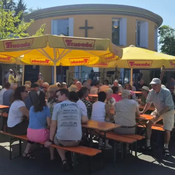 Am Evangelischen Gemeindezentrum wurde der Zusammenhalt der beiden Stadtteile gefeiert.
