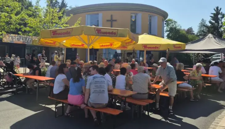Am Evangelischen Gemeindezentrum wurde der Zusammenhalt der beiden Stadtteile gefeiert.