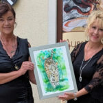 Bei der Vernissage von Andrea Bezold erhielt Bürgermeisterin Andrea Lipka (r.) ein Gemälde.