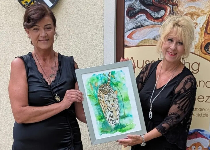 Bei der Vernissage von Andrea Bezold erhielt Bürgermeisterin Andrea Lipka (r.) ein Gemälde.