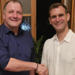 Fraktionsvorsitzender Marco Tobisch (rechts) gratuliert Frank Saupe.