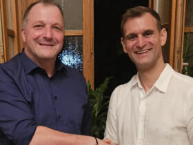 Fraktionsvorsitzender Marco Tobisch (rechts) gratuliert Frank Saupe.