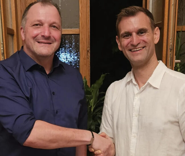 Fraktionsvorsitzender Marco Tobisch (rechts) gratuliert Frank Saupe.