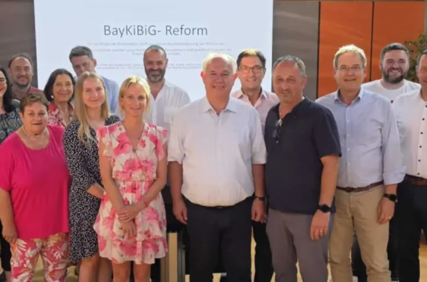 Lächeln freundlich für das Pressefoto, sind mit der Reform der Bayerischen Staatsregierung aber nicht einverstanden: die Bürgermeister des Landkreises Nürnberger Land mit weiteren Vertretern aus den Kommunen.