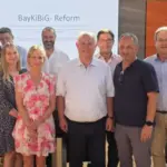 Lächeln freundlich für das Pressefoto, sind mit der Reform der Bayerischen Staatsregierung aber nicht einverstanden: die Bürgermeister des Landkreises Nürnberger Land mit weiteren Vertretern aus den Kommunen.