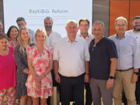 Lächeln freundlich für das Pressefoto, sind mit der Reform der Bayerischen Staatsregierung aber nicht einverstanden: die Bürgermeister des Landkreises Nürnberger Land mit weiteren Vertretern aus den Kommunen.