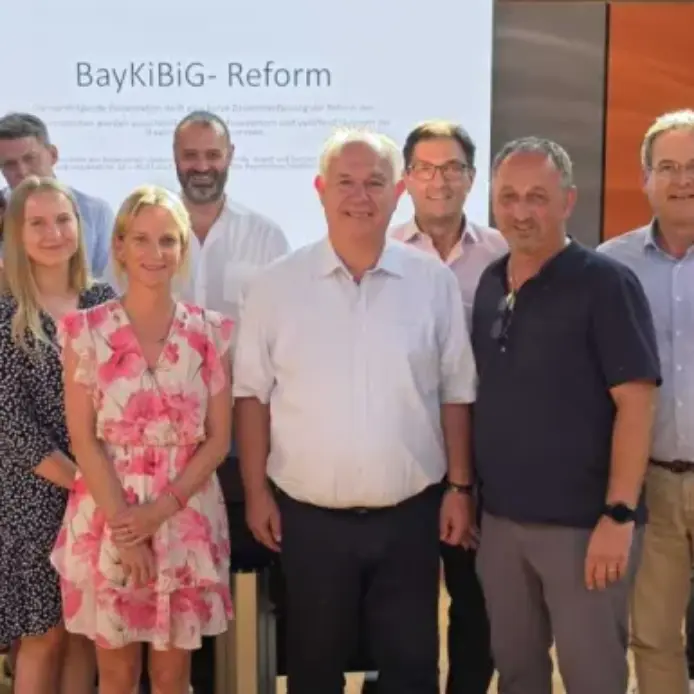 Lächeln freundlich für das Pressefoto, sind mit der Reform der Bayerischen Staatsregierung aber nicht einverstanden: die Bürgermeister des Landkreises Nürnberger Land mit weiteren Vertretern aus den Kommunen.