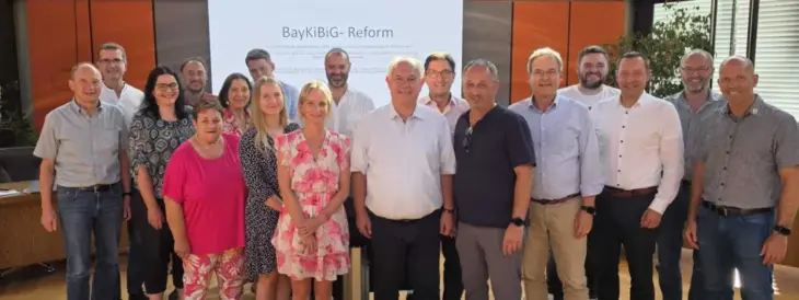 Lächeln freundlich für das Pressefoto, sind mit der Reform der Bayerischen Staatsregierung aber nicht einverstanden: die Bürgermeister des Landkreises Nürnberger Land mit weiteren Vertretern aus den Kommunen.