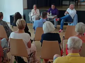 Maja Doll, SPD-Gemeinderätin in Schwaig, diskutierte mit Kreisrat Jan Plobner und Bundestagsabgeordnetem Christoph Schmid auch, was im Fall eines großflächigen Stromausfalls zu tun ist.