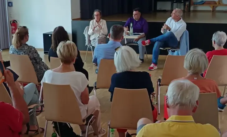 Maja Doll, SPD-Gemeinderätin in Schwaig, diskutierte mit Kreisrat Jan Plobner und Bundestagsabgeordnetem Christoph Schmid auch, was im Fall eines großflächigen Stromausfalls zu tun ist.