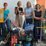 Büchereileiterin Antje Fritzsche (2. von rechts) und Bürgermeister Harald Danzl (rechts) freuen sich mit Mitarbeitern von Bücherei und Verwaltung über das neue Angebot in Feucht.