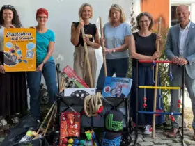 Büchereileiterin Antje Fritzsche (2. von rechts) und Bürgermeister Harald Danzl (rechts) freuen sich mit Mitarbeitern von Bücherei und Verwaltung über das neue Angebot in Feucht.