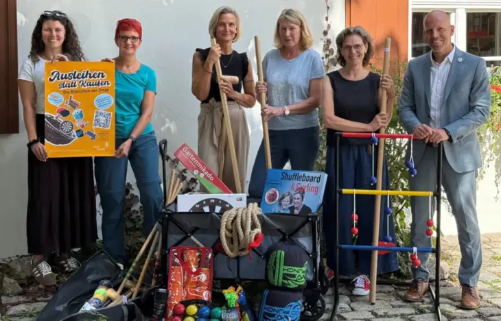 Büchereileiterin Antje Fritzsche (2. von rechts) und Bürgermeister Harald Danzl (rechts) freuen sich mit Mitarbeitern von Bücherei und Verwaltung über das neue Angebot in Feucht.