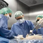 Chefarzt Sven Henne im Operationssaal. Seit gut einem Jahr können im Zusammenspiel der Klinik für Querschnittmedizin und der Klinik für Allgemein- und Viszeralchirurgie Mastdarmstörungen vor Ort behandelt werden.