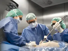 Chefarzt Sven Henne im Operationssaal. Seit gut einem Jahr können im Zusammenspiel der Klinik für Querschnittmedizin und der Klinik für Allgemein- und Viszeralchirurgie Mastdarmstörungen vor Ort behandelt werden.