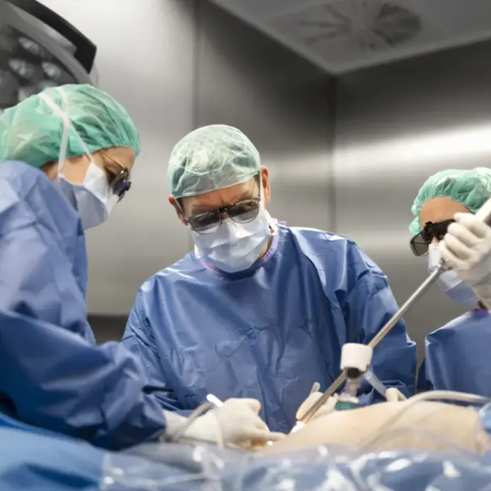 Chefarzt Sven Henne im Operationssaal. Seit gut einem Jahr können im Zusammenspiel der Klinik für Querschnittmedizin und der Klinik für Allgemein- und Viszeralchirurgie Mastdarmstörungen vor Ort behandelt werden.