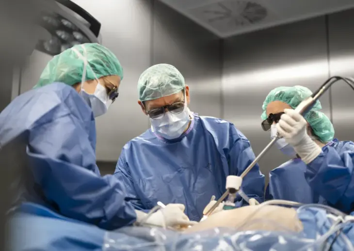 Chefarzt Sven Henne im Operationssaal. Seit gut einem Jahr können im Zusammenspiel der Klinik für Querschnittmedizin und der Klinik für Allgemein- und Viszeralchirurgie Mastdarmstörungen vor Ort behandelt werden.