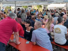 Bei bestem Wetter feierten zahlreiche Gäste in der Neuen Mitte am Hubert-Munkert-Platz mit den Wilden Quastlern das 40-jährige Vereinsjubiläum.