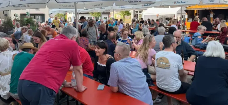 Bei bestem Wetter feierten zahlreiche Gäste in der Neuen Mitte am Hubert-Munkert-Platz mit den Wilden Quastlern das 40-jährige Vereinsjubiläum.