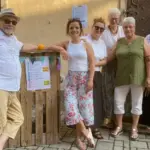 Das Team der evangelischen Bücherei Oberferrieden vor ihrer selbst gebauten Euro-Paletten-Bar.