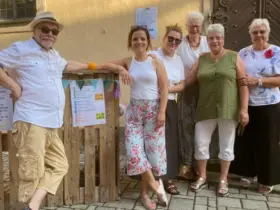 Das Team der evangelischen Bücherei Oberferrieden vor ihrer selbst gebauten Euro-Paletten-Bar.