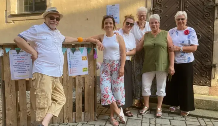 Das Team der evangelischen Bücherei Oberferrieden vor ihrer selbst gebauten Euro-Paletten-Bar.