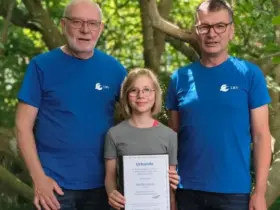 Bernd Michl (rechts) und Heinz Neudert bedanken sich bei Noa Beckmann für ihre Spende zugunsten der Fledermäuse.